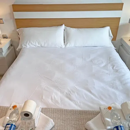 Hills - Bright, Pool, Parking And Ac In The Living 公寓