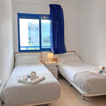 Hills - Bright, Pool, Parking And Ac In The Living *