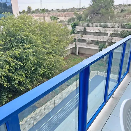 Hills - Bright, Pool, Parking And Ac In The Living *